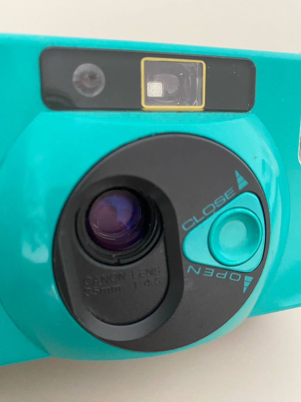 Canon-Kompaktkamera getestet: Nahaufnahme der Objektivlinse.