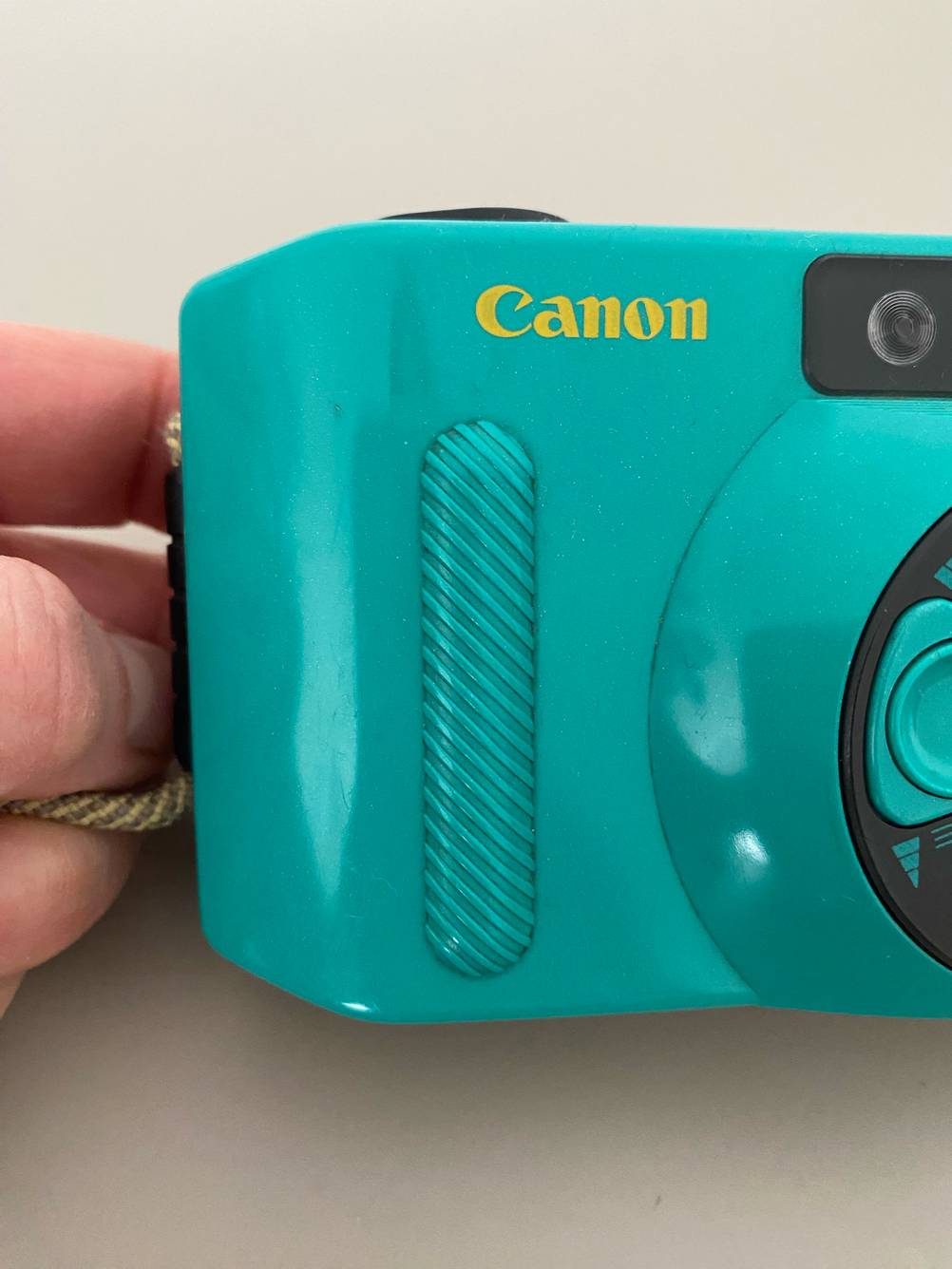 Nahaufnahme des Logos auf einer getesteten Canon-Kompaktkamera.