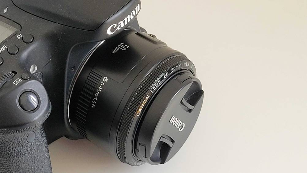 Canon-Objektiv getestet: Nahaufnahme des Objektivs an einer Kamera.