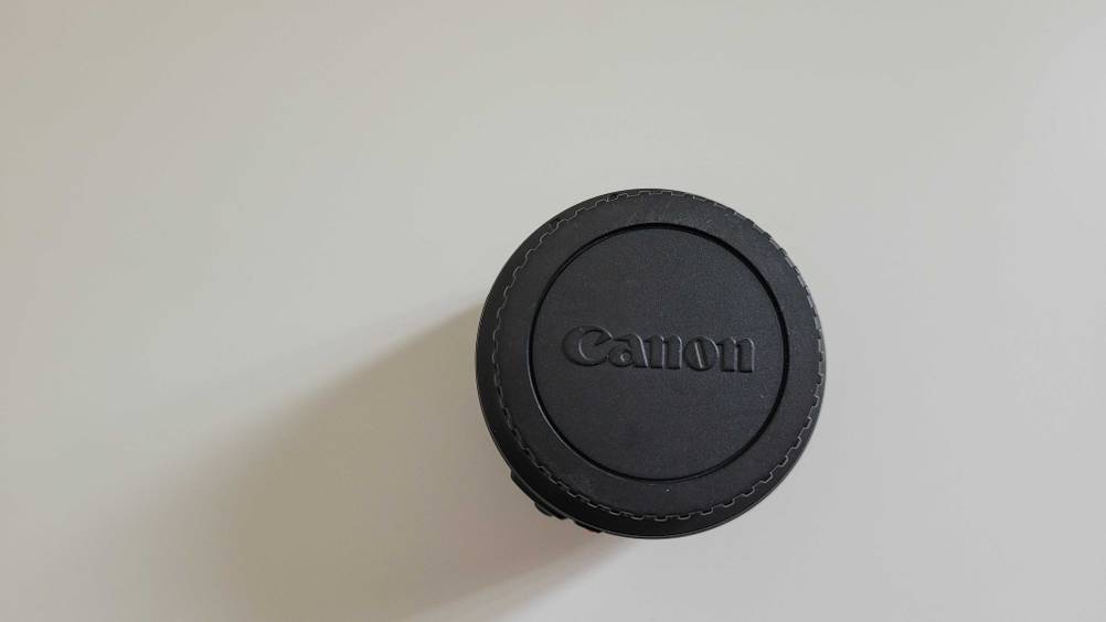 Canon-Objektiv getestet: Nahaufnahme des Deckels von oben auf einer hellen Fläche.