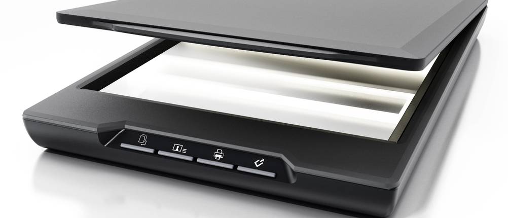 Canon-Scanner-Test: Ein aufgeklappter Scanner vor weißem Hintergrund.