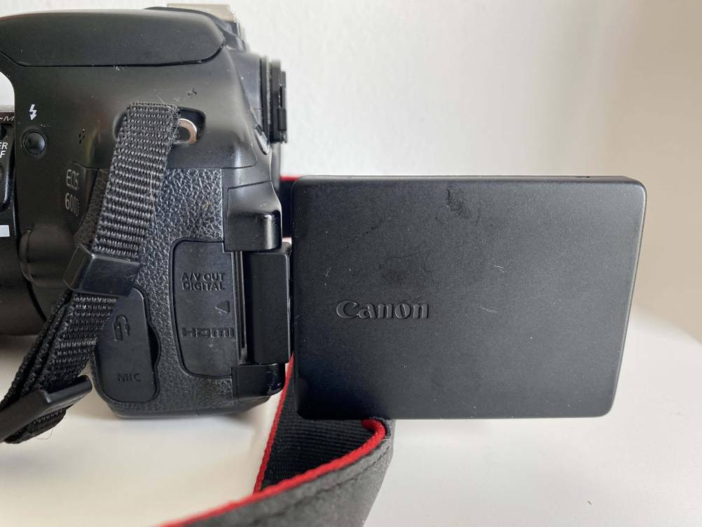 Im Test: Nahaufnahme des klappbaren Displays einer Canon-Spiegereflexkamera.