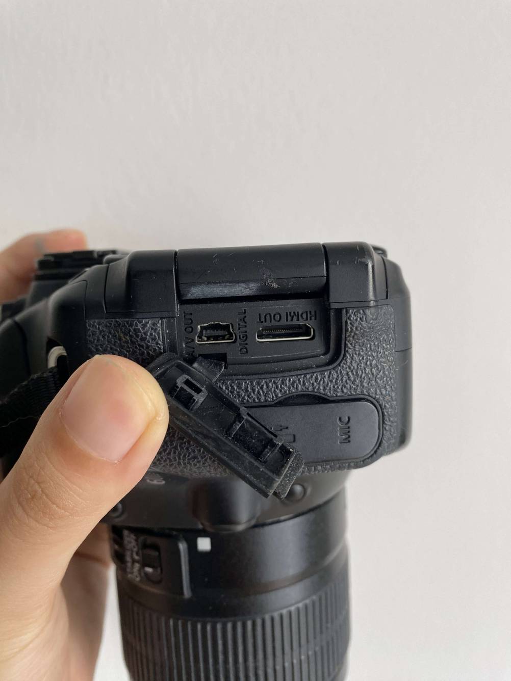 Canon-Spiegereflexkamera getestet: Detailaufnahme der Videoanschlüsse einer Kamera.