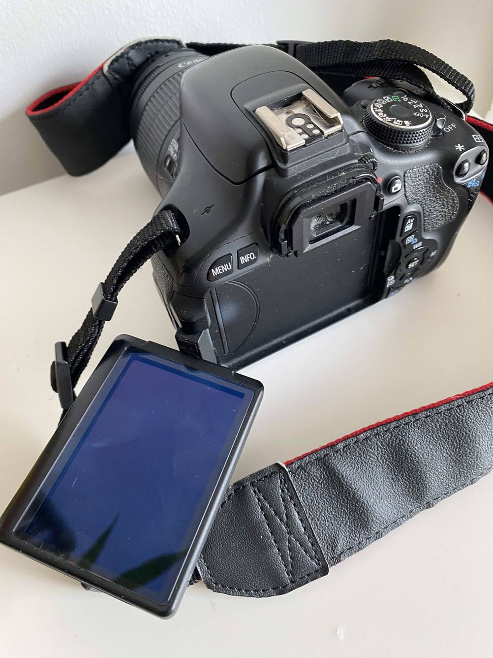Nahaufnahme des aufgeklappten Displays auf der Rückseite einer getesteten Canon-Spiegereflexkamera.