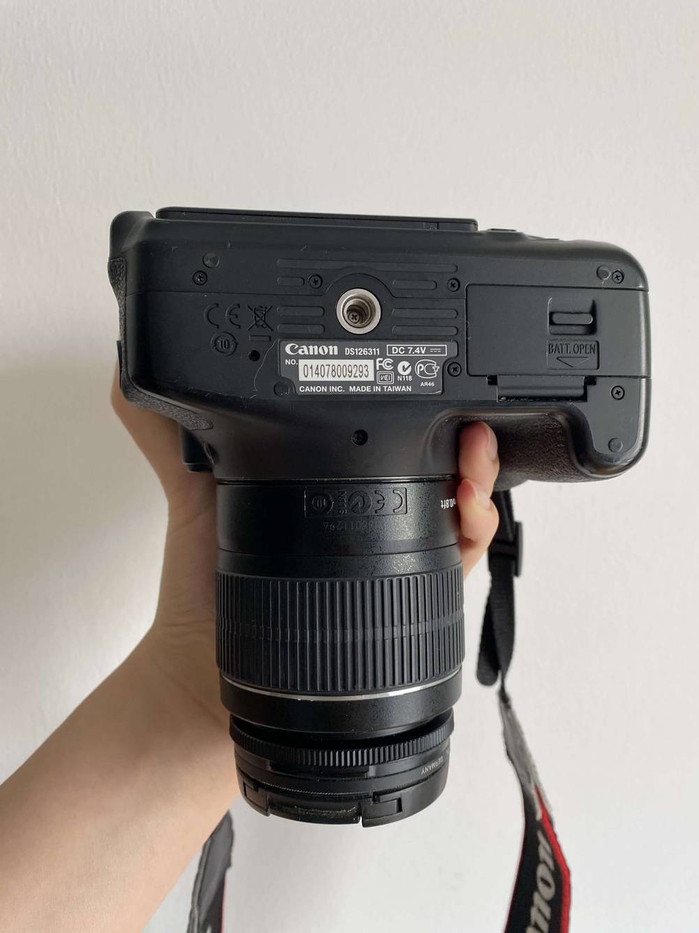 Unterseite der Canon-Spiegereflexkamera im Test mit Gewinde und Objektiv.