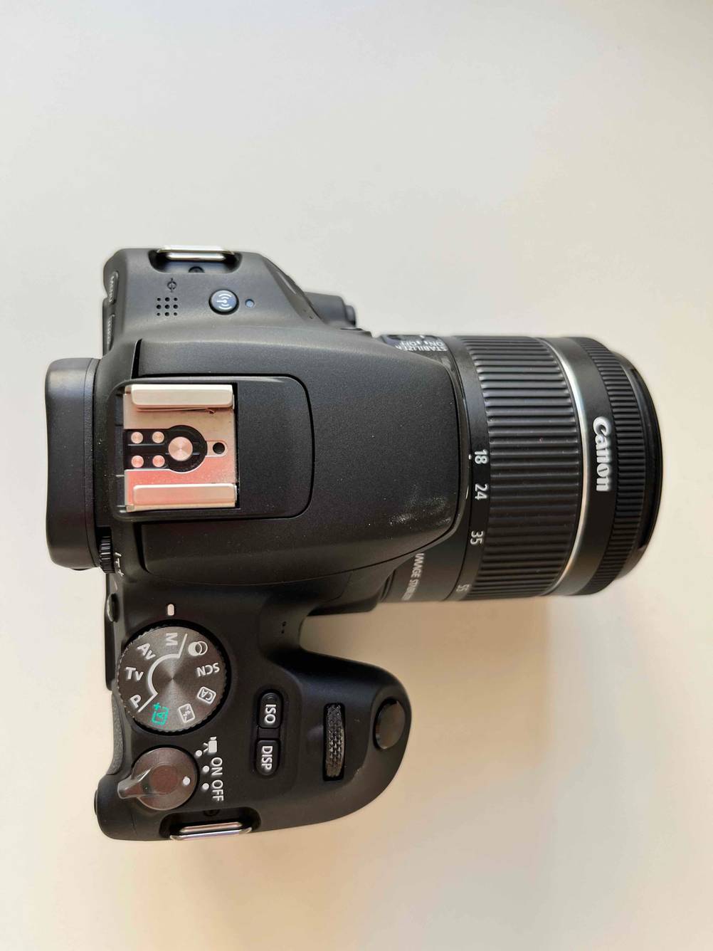 Im Test: Eine Canon-Systemkamera von oben auf einer hellen Oberfläche.