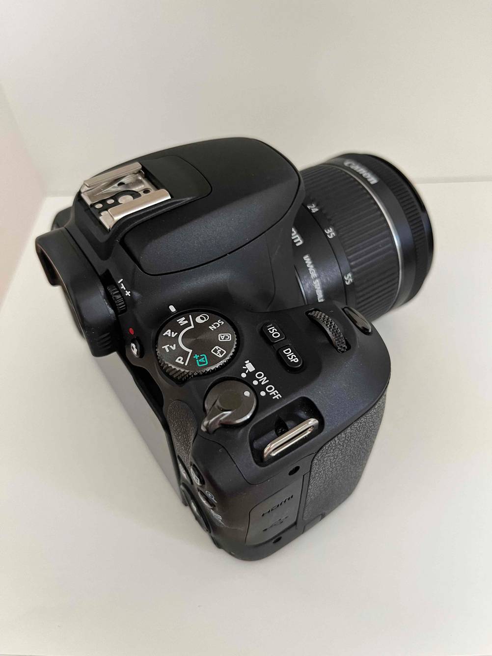 Canon-Systemkamera getestet: Nahaufnahme der Bedienelemente und des Power-Buttons von schräg hinten.