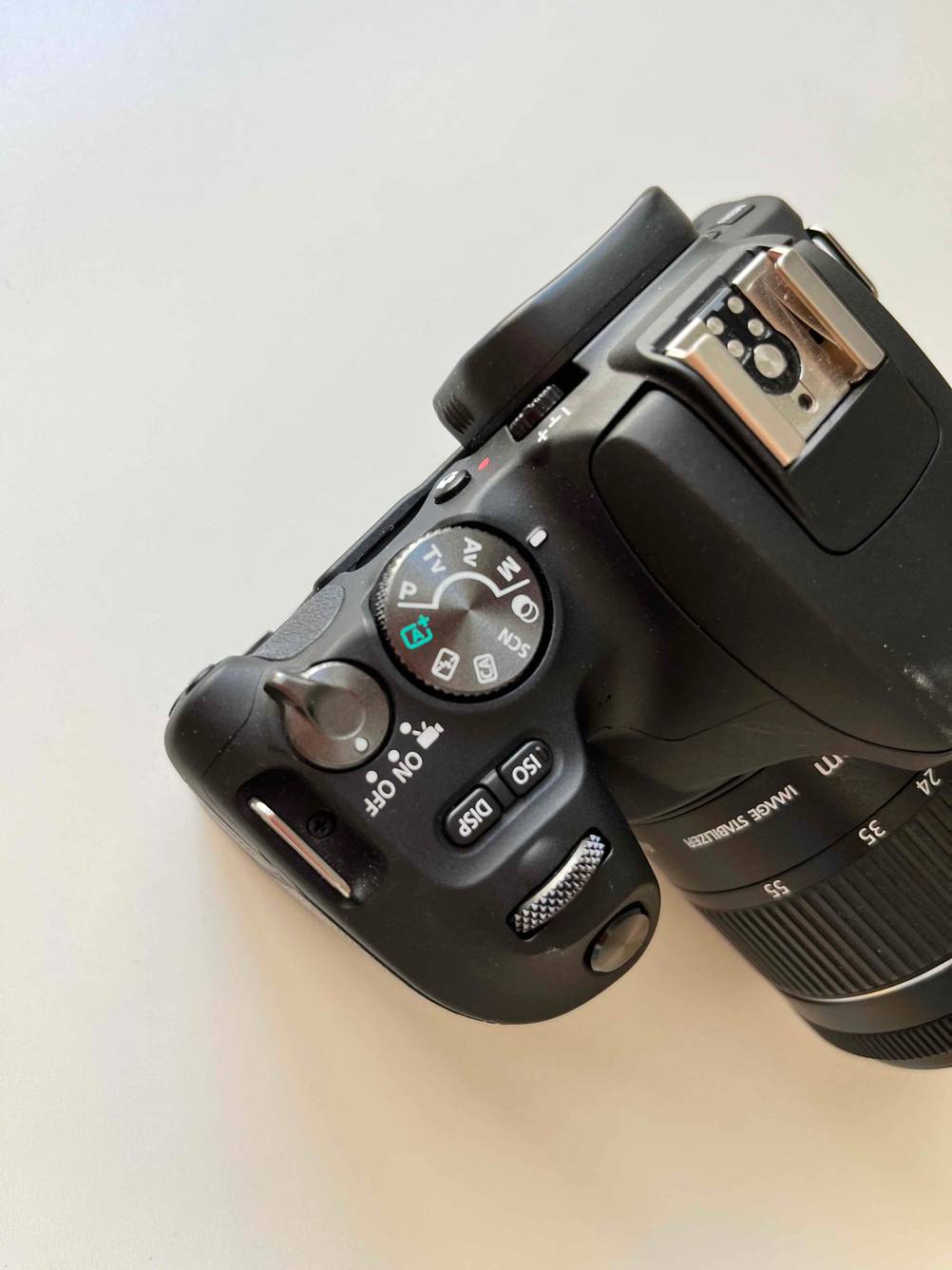 Nahaufnahme der Bedienelemente einer Canon-Systemkamera im Test von oben.