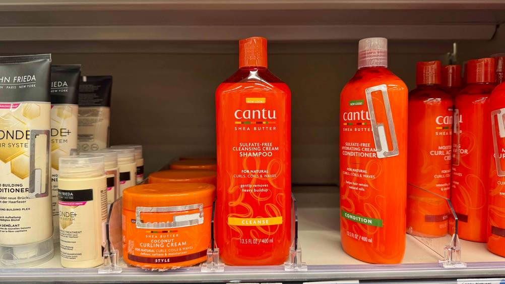 Cantu-Shampoo im Test: Eine Flasche des Cantu-Shampoos neben anderen Produkten.
