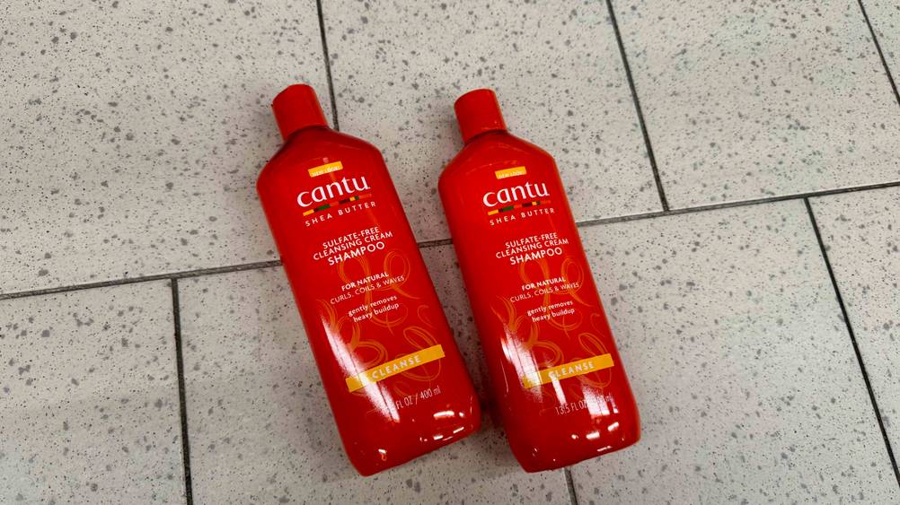 Cantu-Shampoo getestet: Zwei Flaschen nebeneinander auf einem Fließenboden.