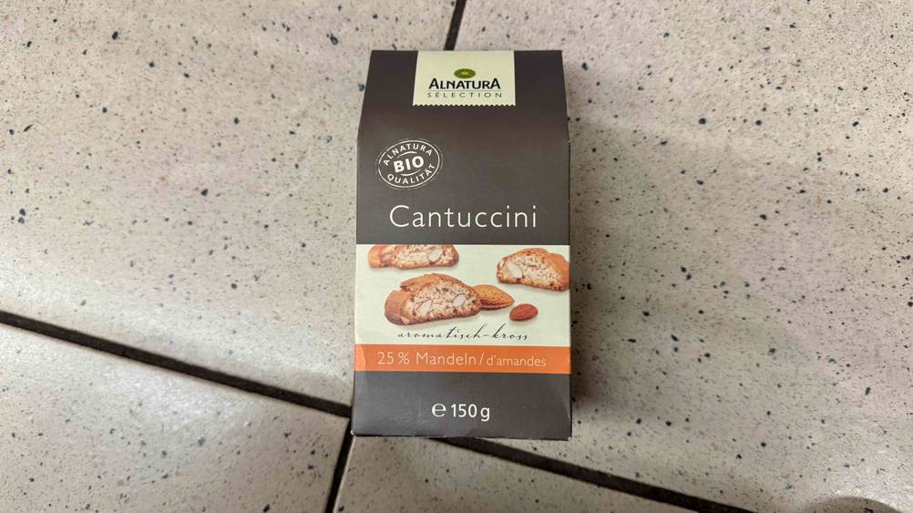 Getestet: Eine Packung Cantuccini auf einem Fließenboden liegend.