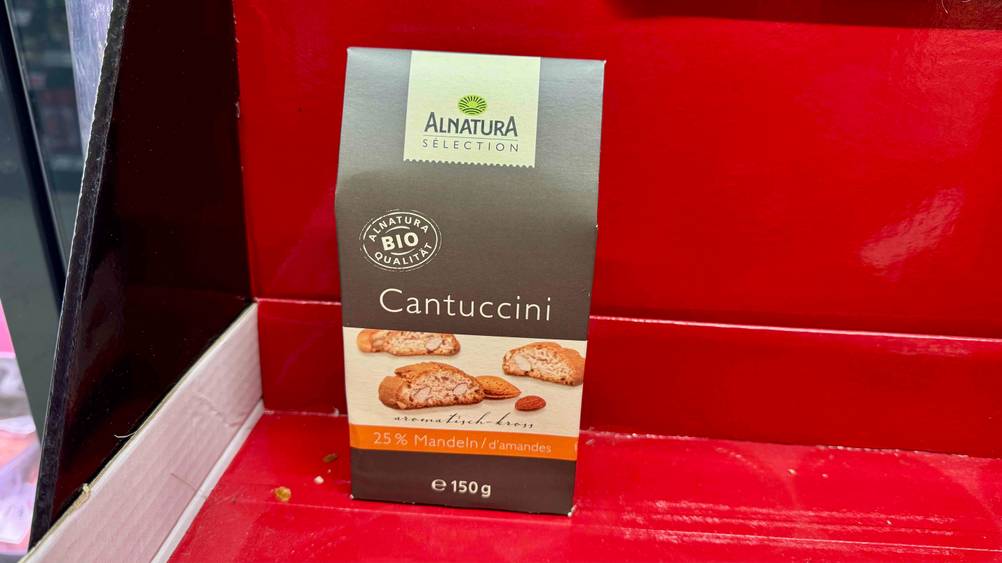 Eine Packung der getesteten Cantuccini steht in einem roten Aufsteller.