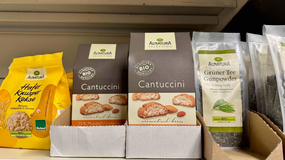 Cantuccini im Test: Mehrere Packungen in einem Verkaufsregal.