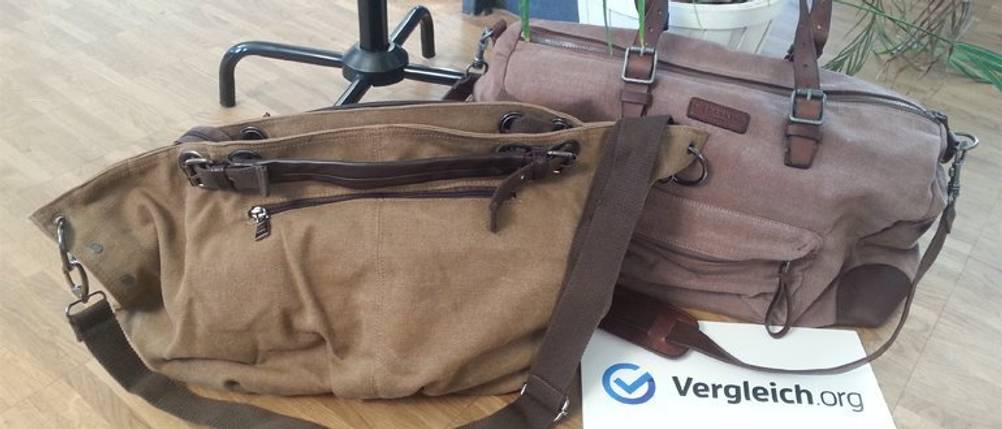 Weekender-Test: Zwei braune Weekender liegen vor einem Stuhl auf dem Boden. 