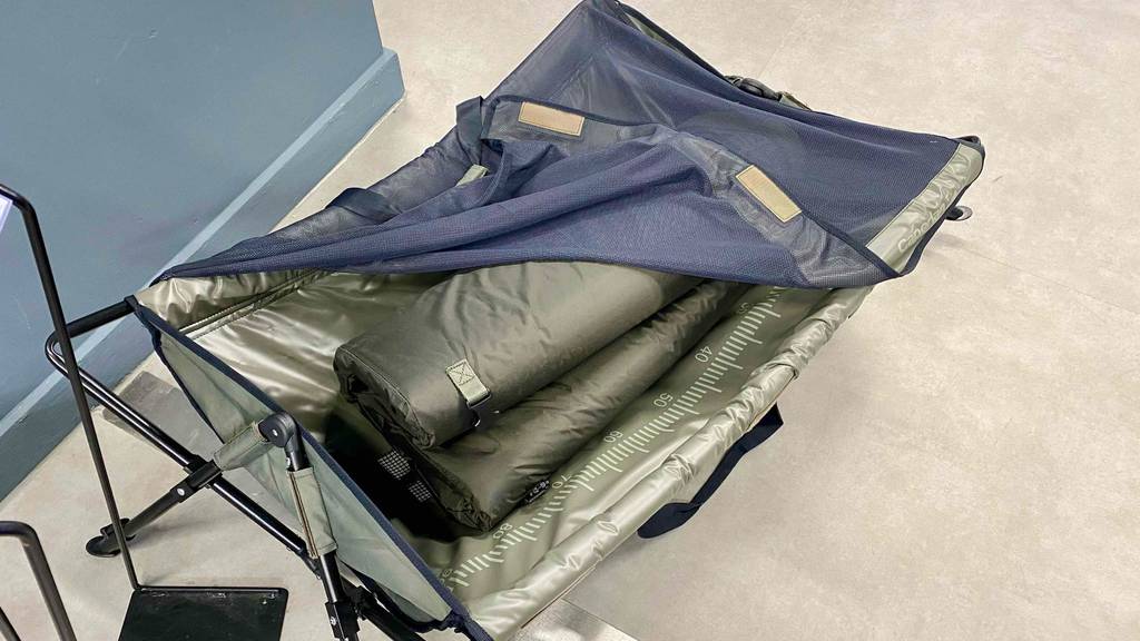 Eine Abhakmatte im Test steht mit Zubehör und halb geöffneter Schutzmatte auf einem hellen Boden.