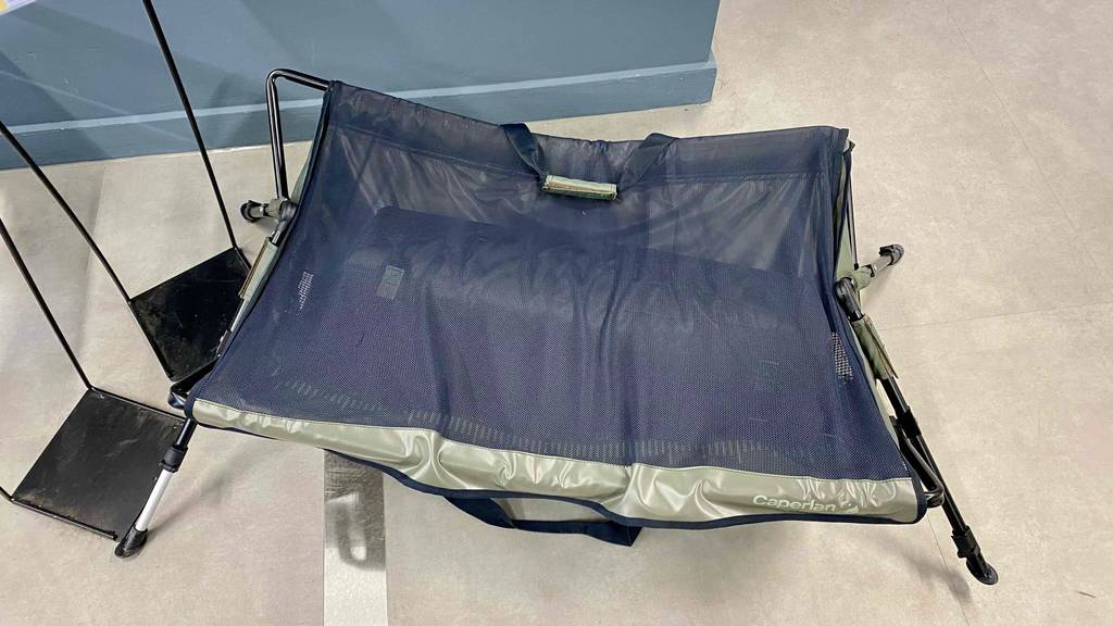 Im Test: Eine Abhakmatte mit Gestell von oben betrachtet.