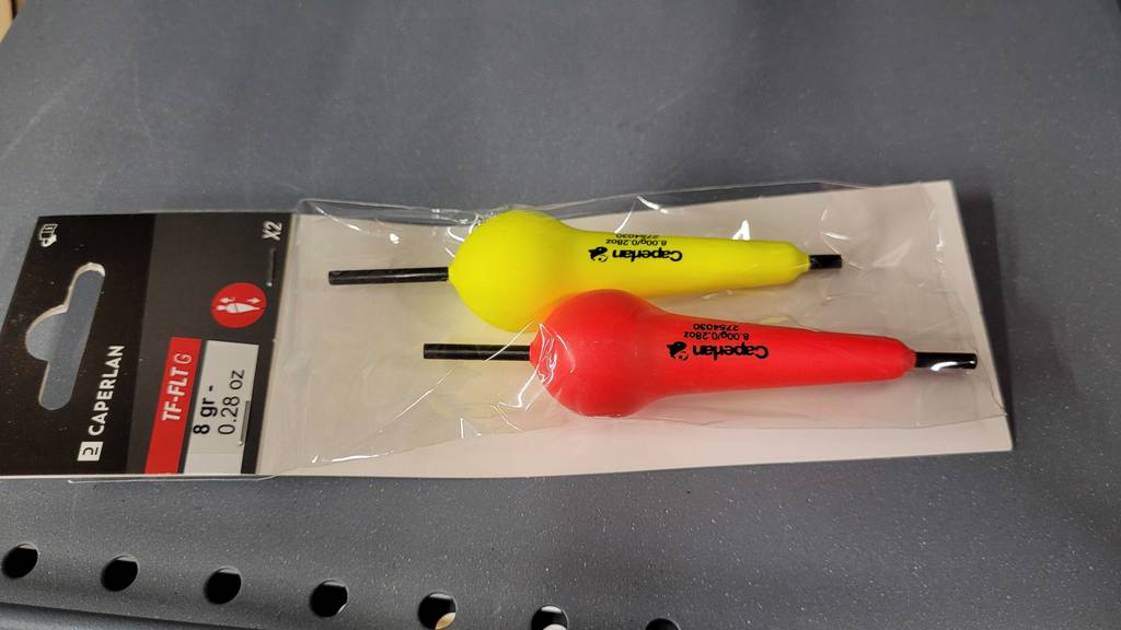 Im Test: Angelposen in der Kunststoffverpackung liegen auf einer grauen Oberfläche.