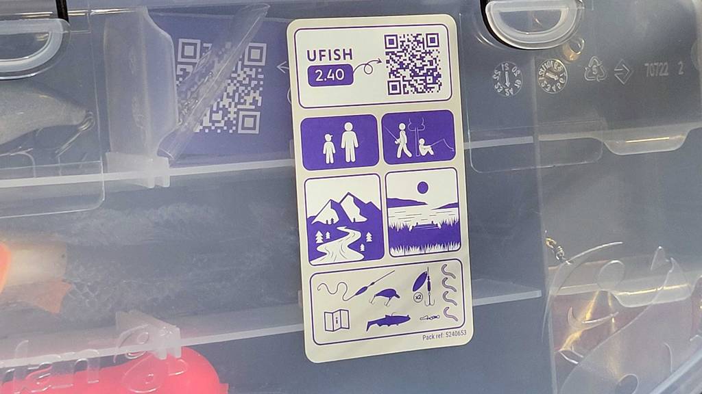 Auf der Zubehörbox eines getesteten Angelsets ist der Inhalt bebildert mit zusätzlichem QR-Code.