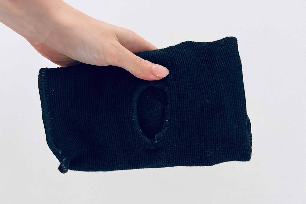 Capezio-Knieschoner getestet: Eine Hand hält Knieschoner hoch.