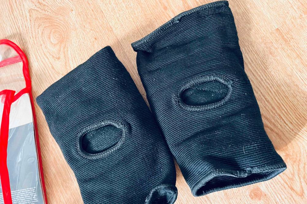 Zwei getestete Capezio-Knieschoner liegen nebeneinander.