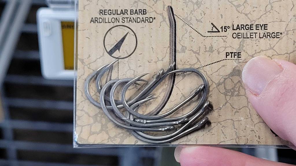 Angelhaken im Test: Nahansicht einer Packung.
