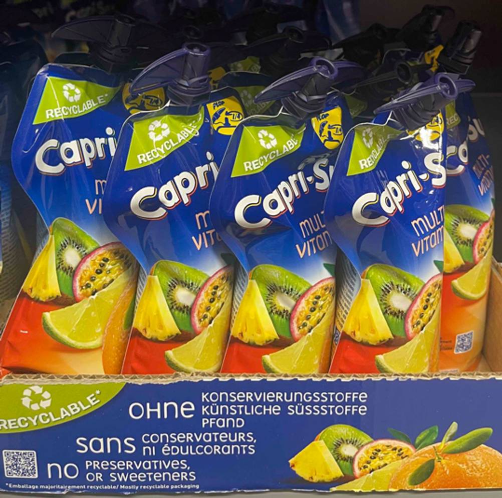 Mehrere Capri-Suns im Test in einem Karton.