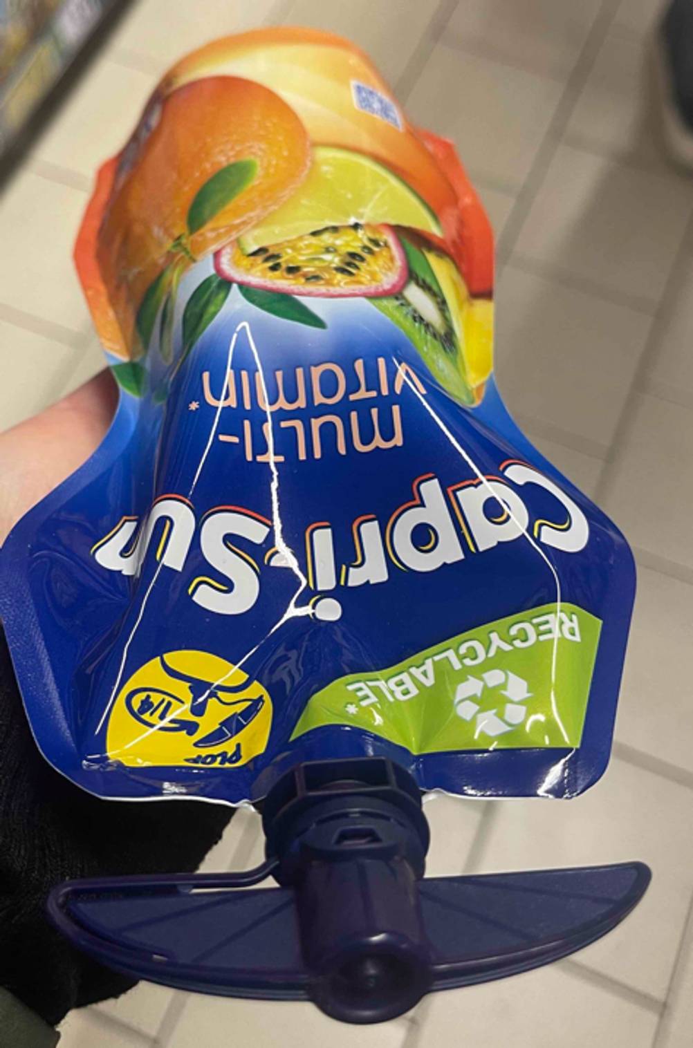 Capri-Sun im Test: Nahaufnahme des Verschlusses der Trinkpackung.