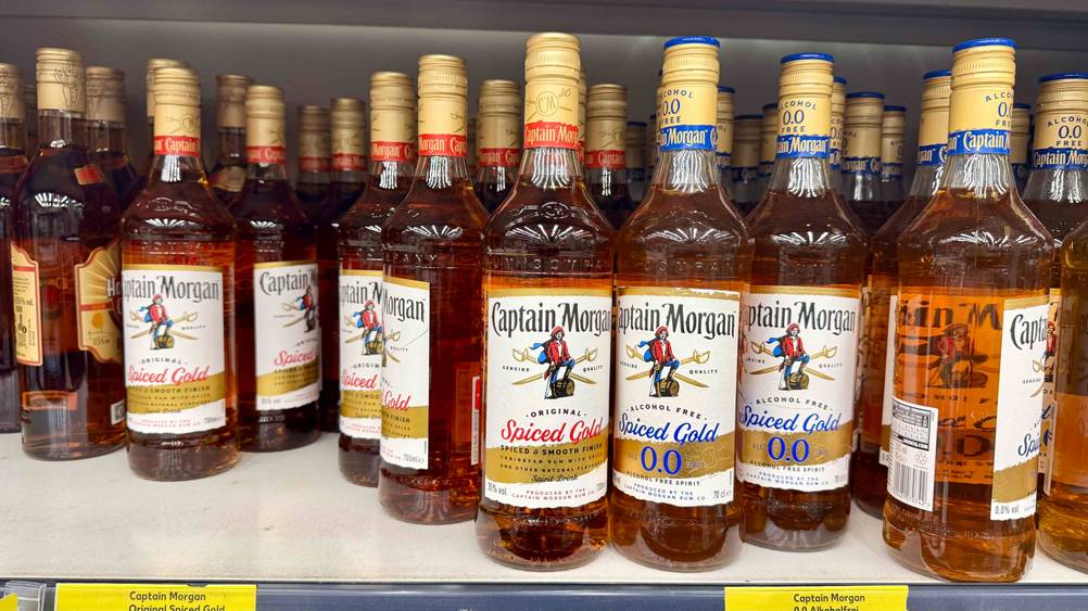 Mehrere Flaschen des Captain Morgans im Test in einem Verkaufsregal.