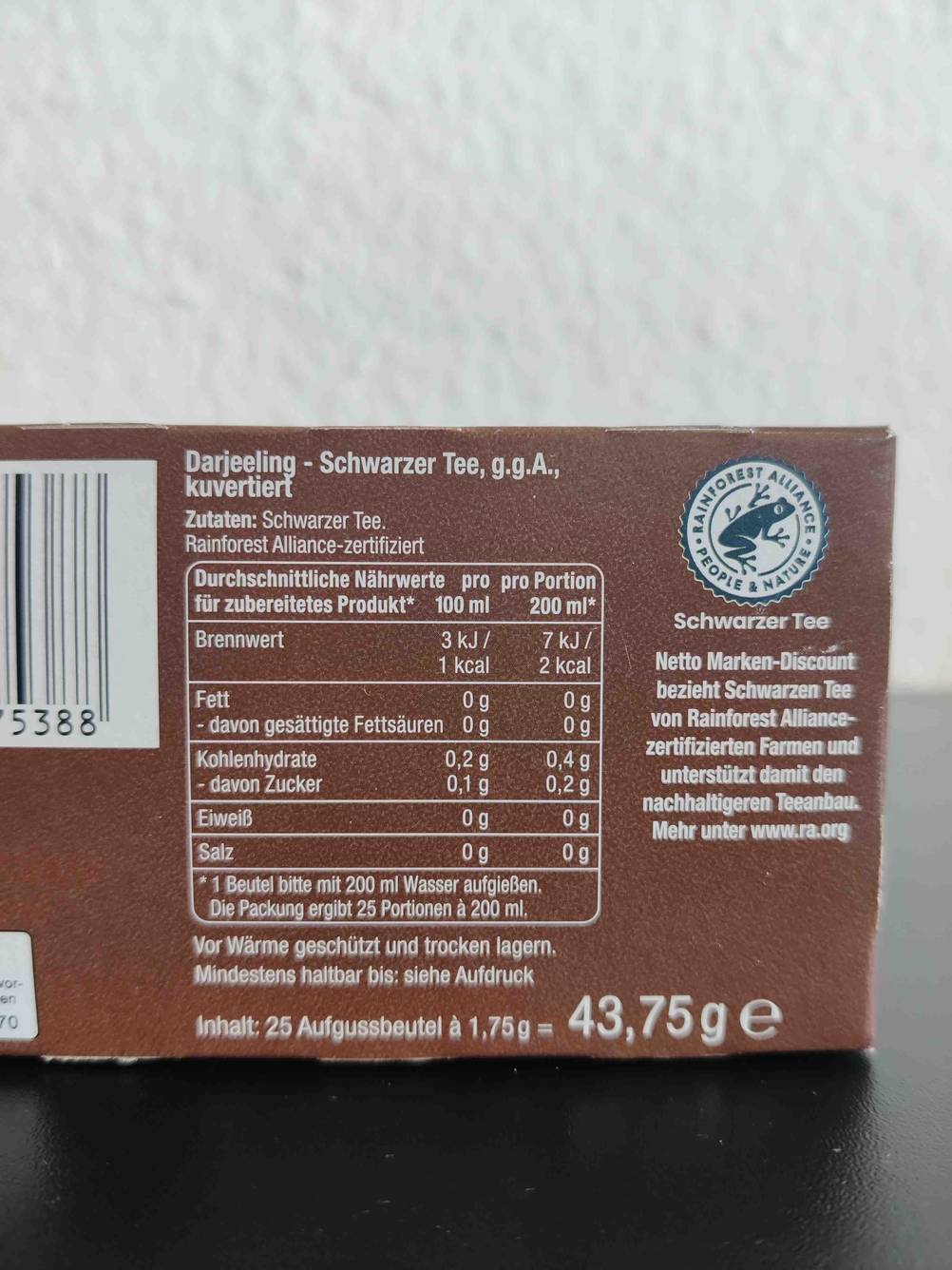 Darjeeling-Tee getestet: Detailaufnahme der Nährwerte auf einer Packung Tee.