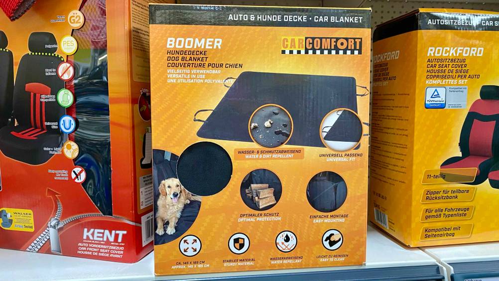 Eine getestete Hundedecke Auto zwischen anderen Produkten in einem Verkaufsregal.