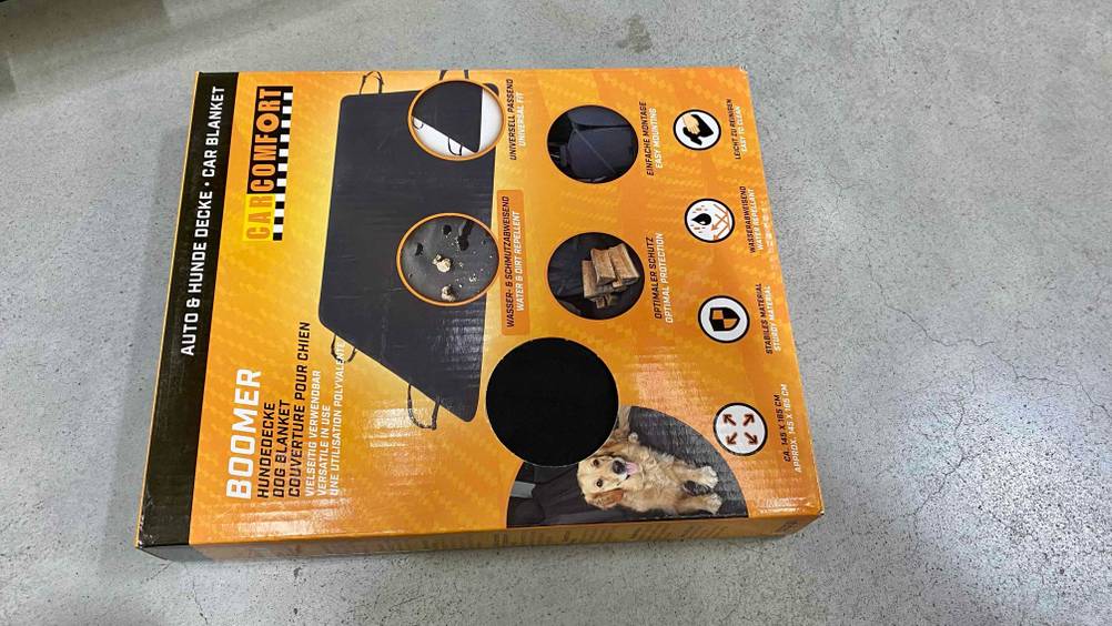 Hundedecke Auto getestet: Ein originalverpacktes Produkt liegt auf einem Betonboden.
