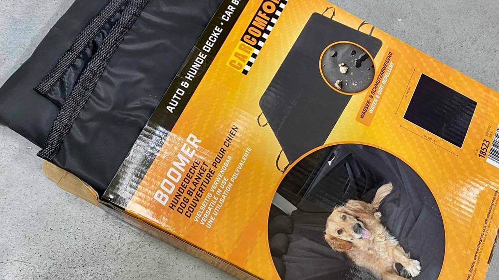 Im Test: Nahaufnahme der Verpackung einer Hundedecke Auto.
