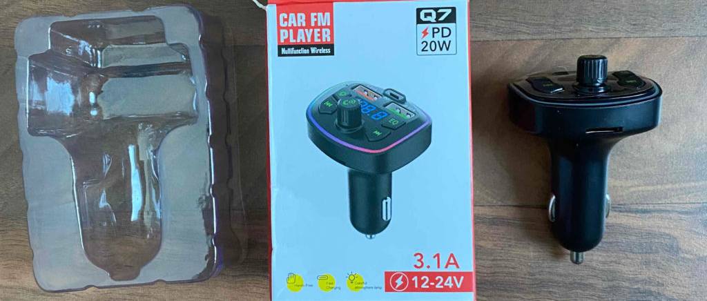 Der getestete Bluetooth-Adapter liegt neben seiner Verpackung.