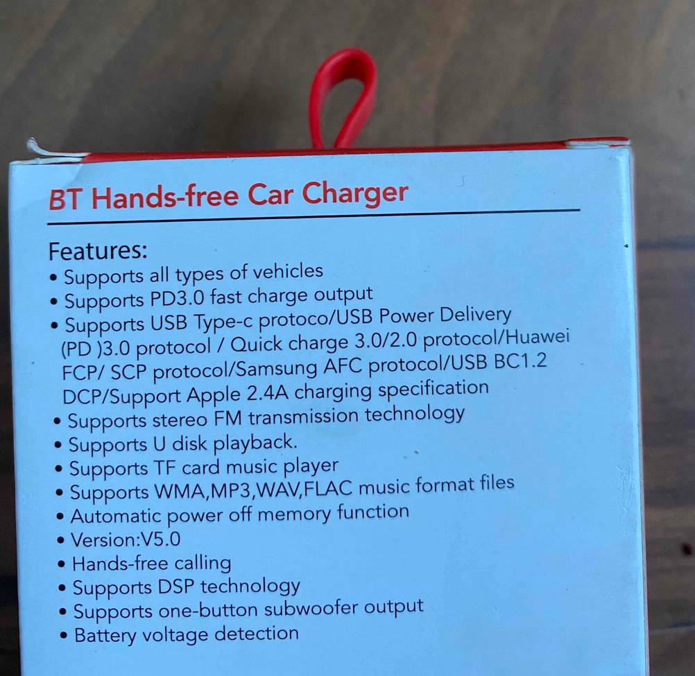 Bluetooth-Adapter (Auto) im Test: Detailaufnahme einer Verpackung mit englischer Eigenschafts-Beschreibung eines BT Hands-free Car Charger Modells.