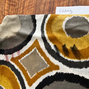 Ein Kissenbezug mit drei Edding- und Lippenstiftstrichen