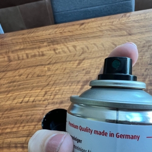 Der Sprühmechanismus des Caramba 640112 Polsterreiniger in Nahaufnahme von vorne