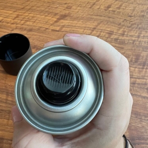 Der Sprühmechanismus des Caramba 640112 Polsterreiniger in Nahaufnahme von oben.