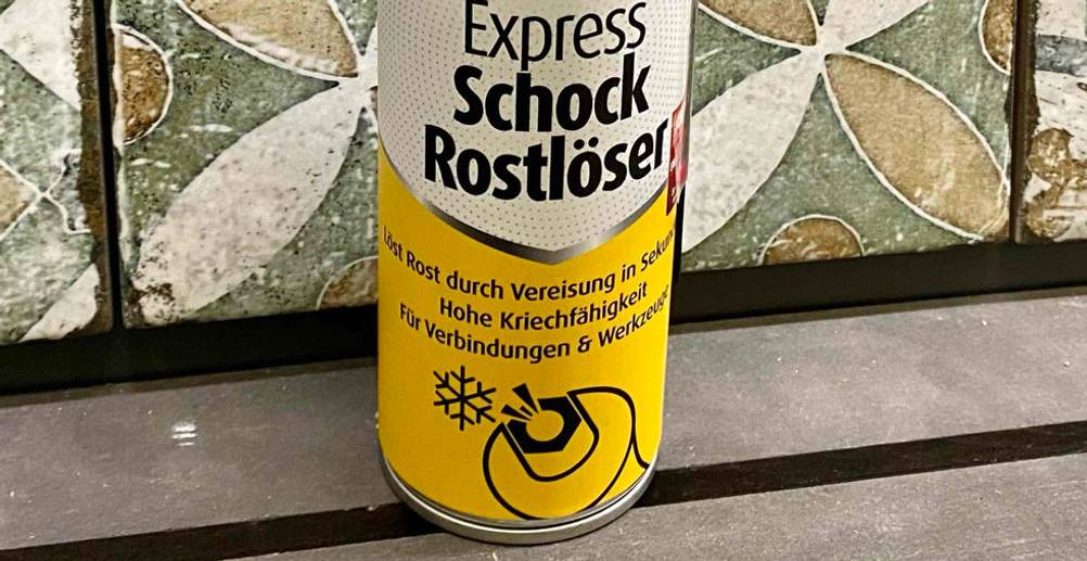 Im Test: Rostlöser der Marke Caramba. Detailansicht des unteren Teils einer Sprühdose zum Lösen von Rost an Verbindungen und Werkzeugen.
