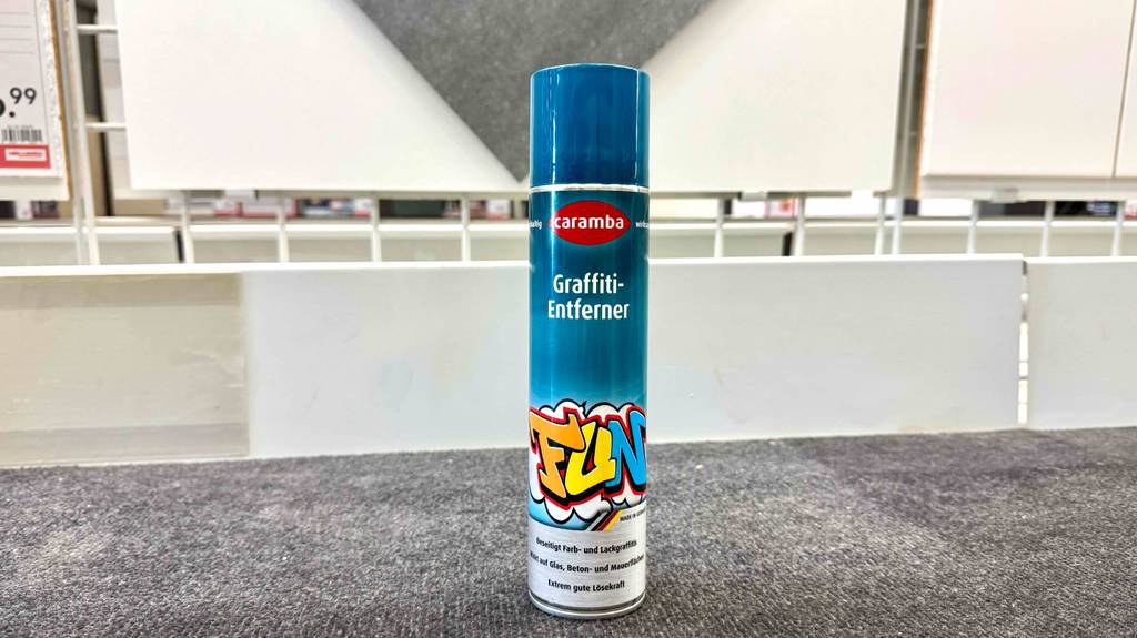 Getestet: Ein Graffiti-Entferner in der Sparydose steht auf einem Teppichboden.