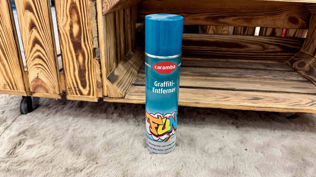 Getestet: Der Graffiti-Entferner in der Sparydose steht vor einem rollbaren Holzregal.