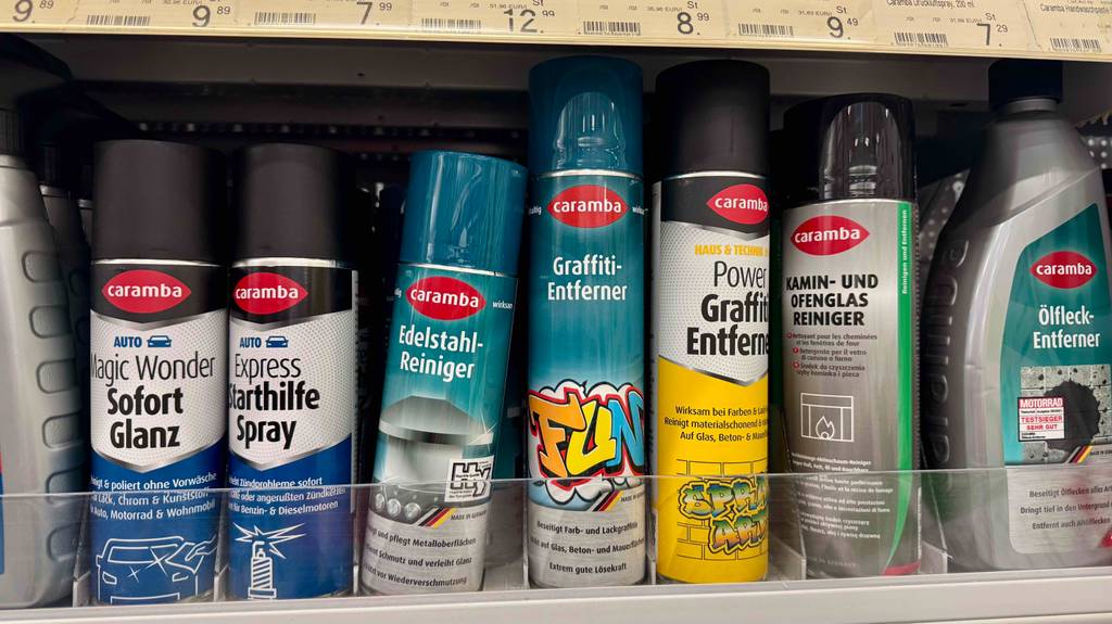 Im Test: Der Graffiti-Entferner in der Sparydose steht neben weiteren Reinigungsmitteln im Verkaufsregal.