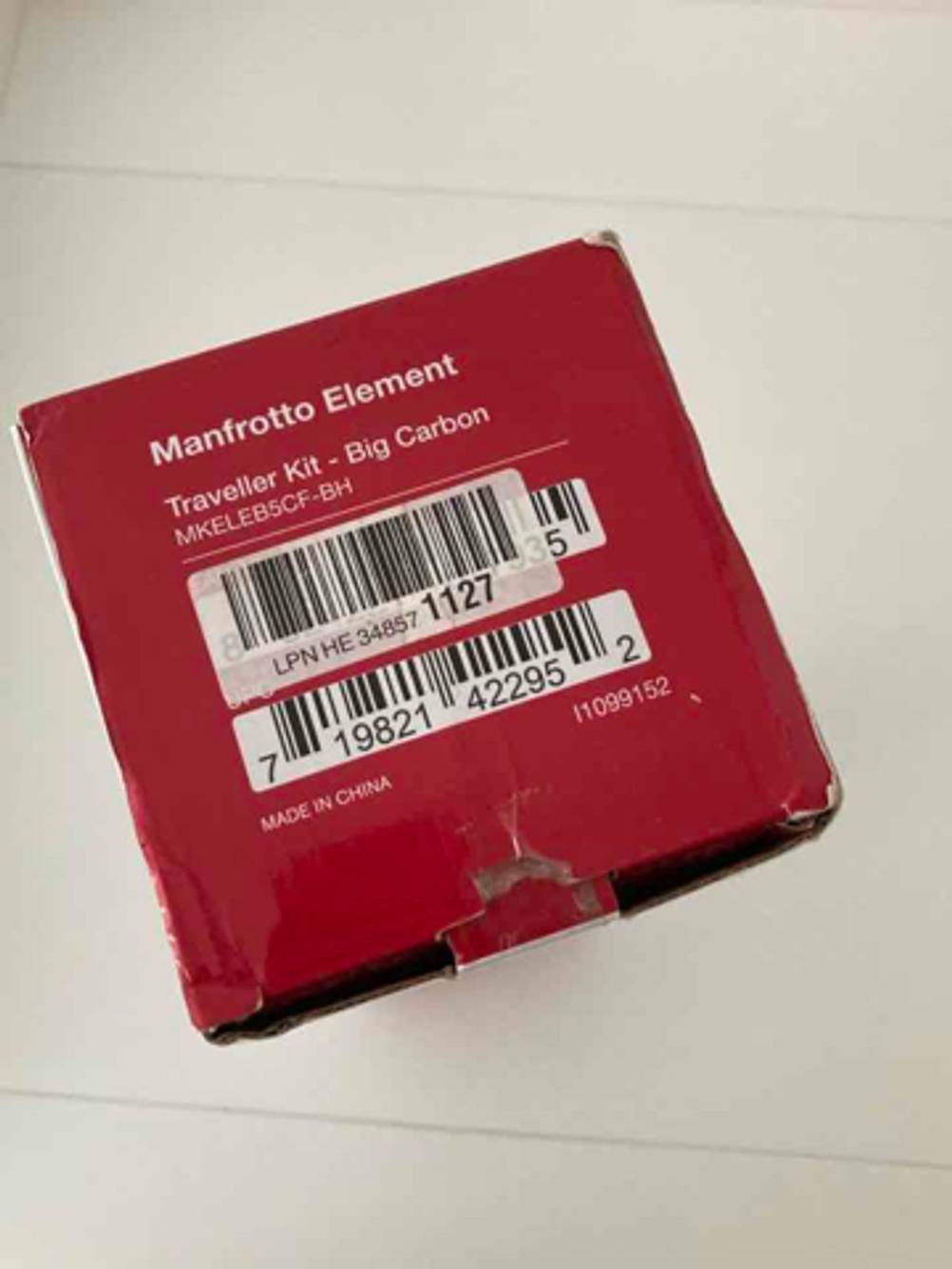 Nahaufnahme der Verpackung des getesteten Carbon-Stativs mit Informationen.