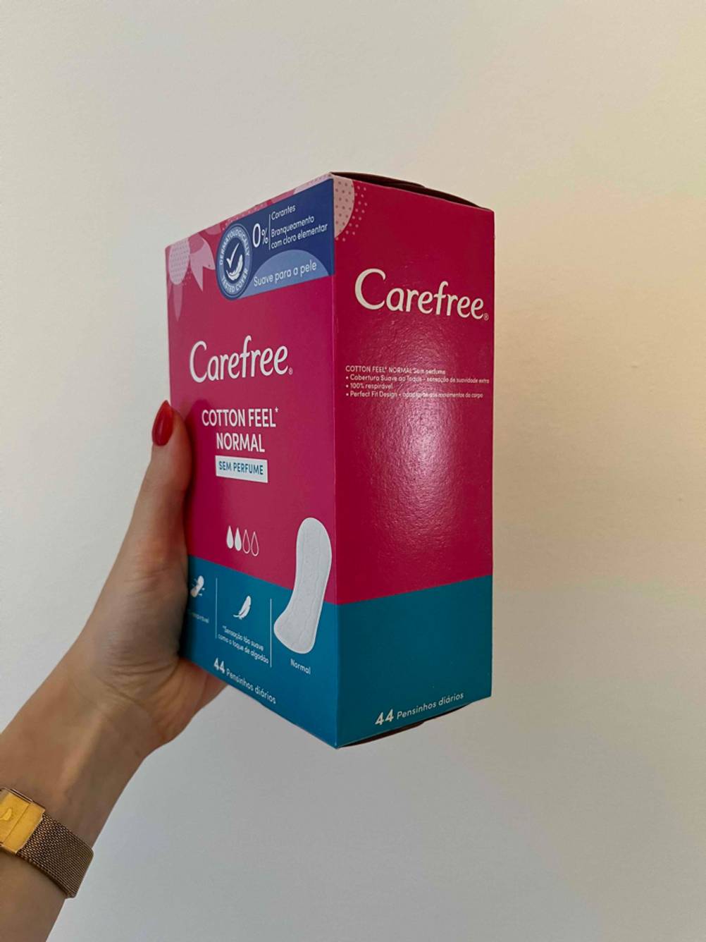 Slipeinlagen-Test: Eine Damenhand hält eine Packung mit 44 Slipeinlagen der Marke Carefree.