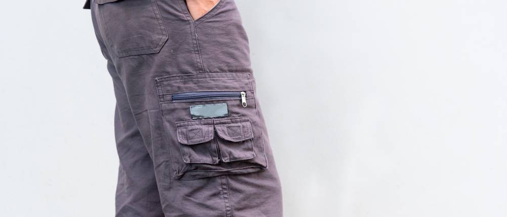 Cargo-Shorts für Herren im Test: Mann mit Cargo-Shorts und Hand in der Tasche