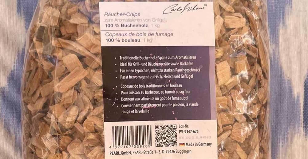 Detailansicht des Etiketts einer Verpackung mit Räucherchips im Test.