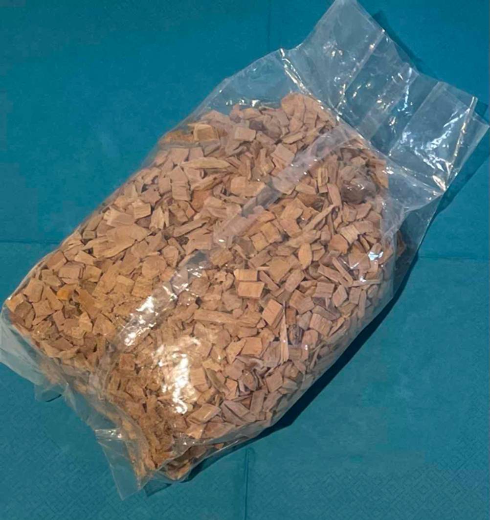Rückseite einer Packung der getesteten Räucherchips auf einer blauen Fläche.