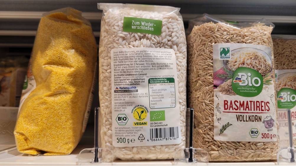 Eine Packung des getesteten Carnaroli-Reis mit der Rückseite nach vorne in einem Regal.