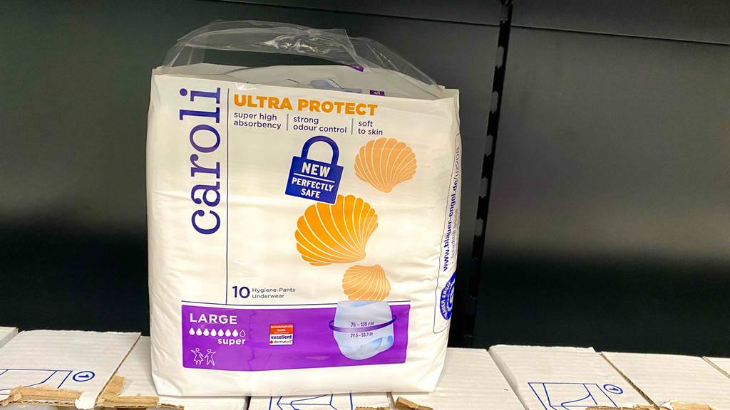 Getestet: Windeln für Erwachsene in weißer Packung von Caroli auf einem Karton im Verkauf.
