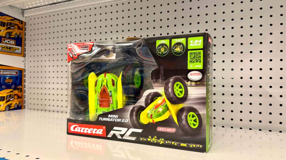 Das getestete Carrera-ferngesteuertes-Auto in der Originalverpackung in einem Regal.