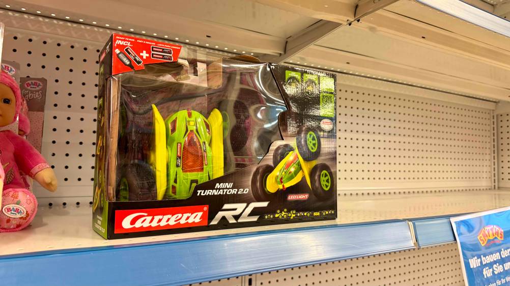 Carrera-ferngesteuertes-Auto im Test: Ein verpackte Auto in einem Verkaufsregal.